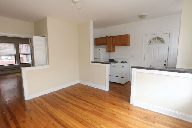 Building Photo - 667 W Cornelia Ave