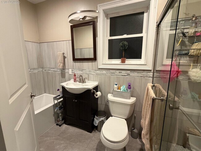 Building Photo - 535 E Walnut St