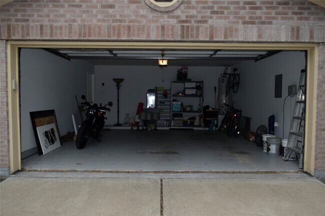 Building Photo - 10519 N Newpark Dr