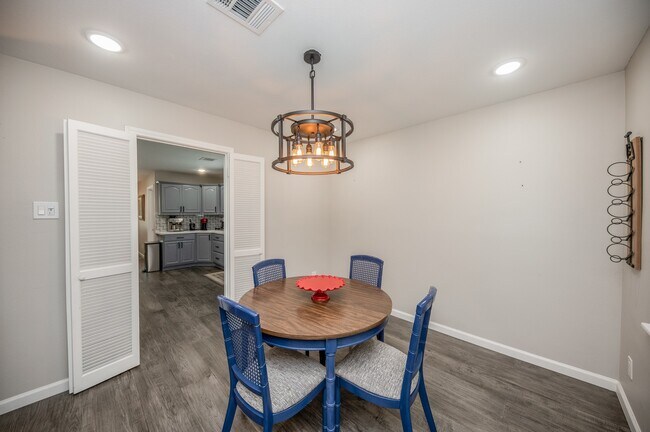 Building Photo - 926 Chantilly Ln