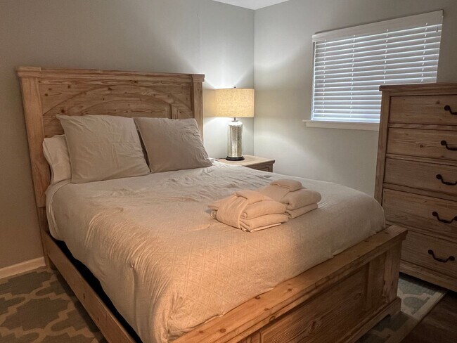 Building Photo - Walk to the Beach! Beautifully Remodeled/Furnished Fiddler's Cove