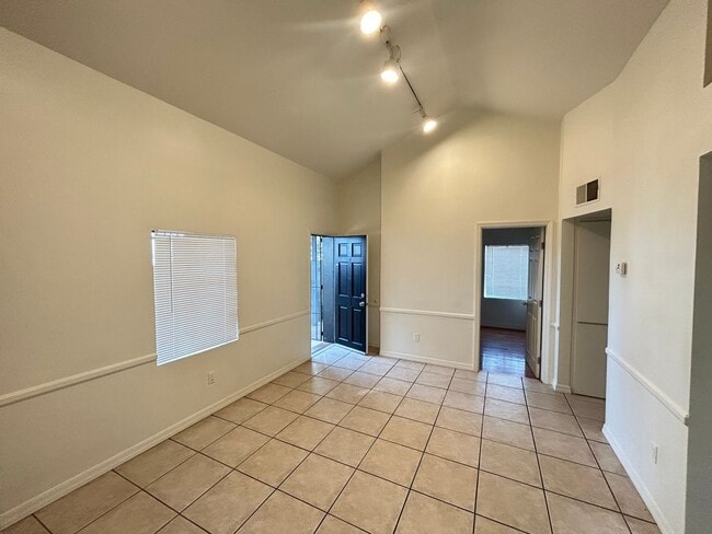 Building Photo - Historic District 2 bed 1 bath & Large Storage Unit near Friendship Garden of PHX