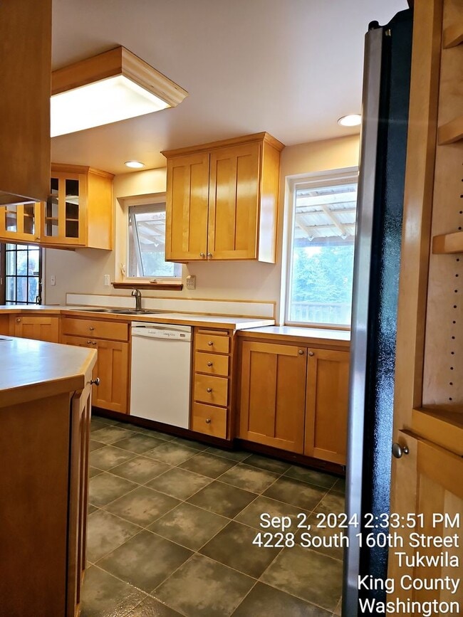 Building Photo - Tukwila/SeaTac daylight rambler - large home for rent - 4 bedrooms 2 bathrooms with 2 kitchens - ...