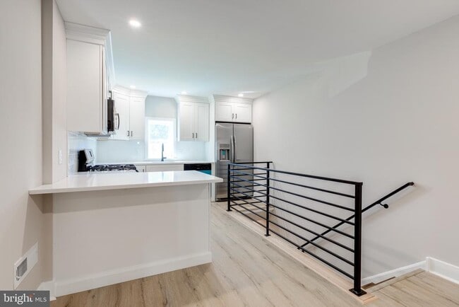 Building Photo - 369 E Hector St