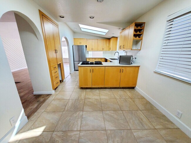 Building Photo - Updated 3bd/2ba House One Block from Ocean...