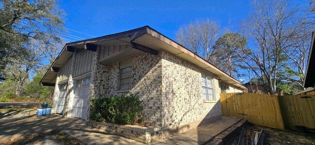 Building Photo - AVAILABLE! 2 Bedroom 2 Bath in Longview!