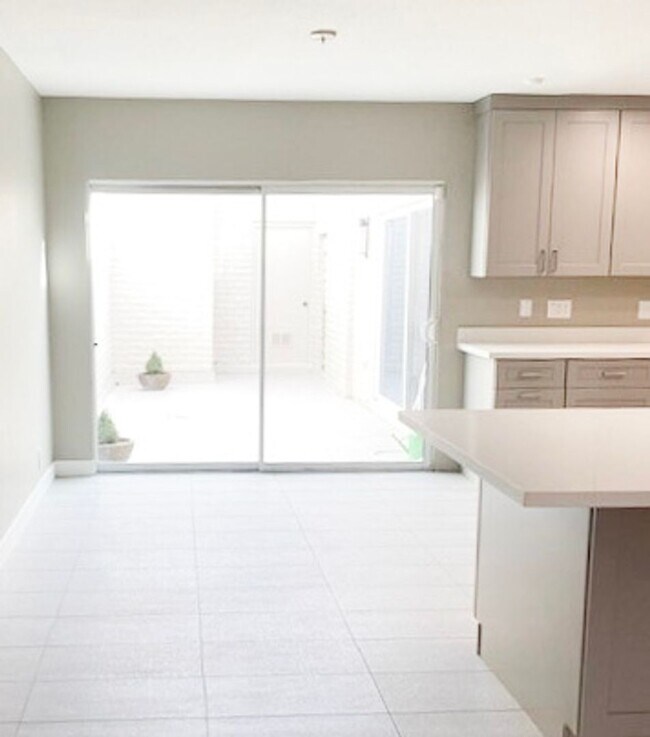 Building Photo - GREAT 3 Bedroom 2.5 Bath in Paradise Valley!