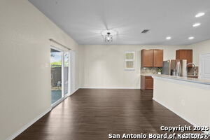 Building Photo - 220 Hinge Creek