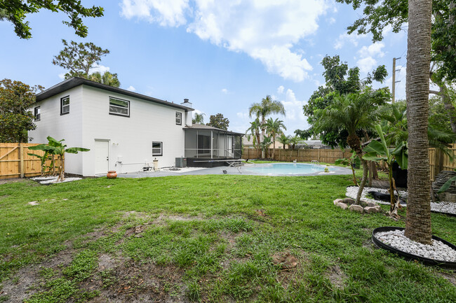 Building Photo - 718 Mendoza Dr
