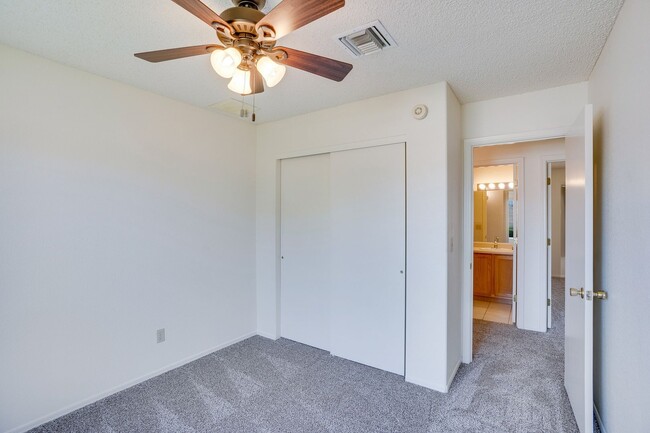 Building Photo - Beautiful, Clean 3Bdrm, 2ba home on East s...
