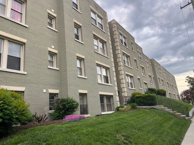 Building Photo - THE BROOKLAND |Top Floor Apt in Boutique B...