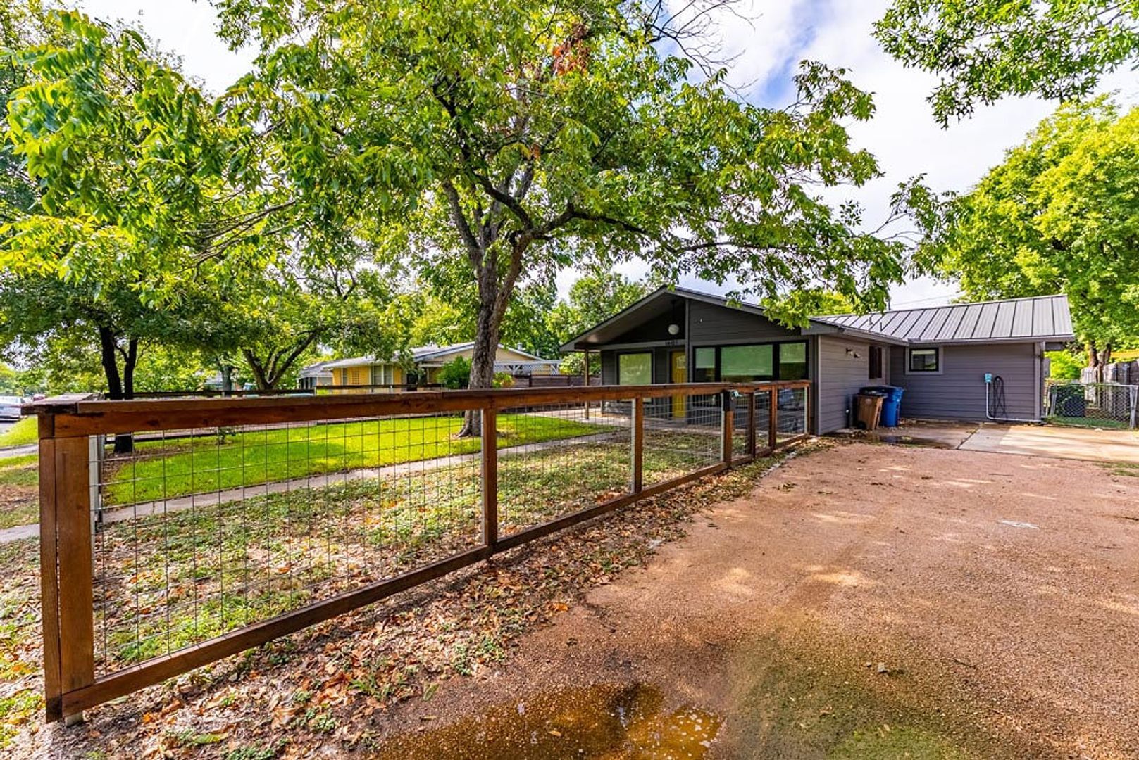 Building Photo - 1601 Cloverleaf Dr