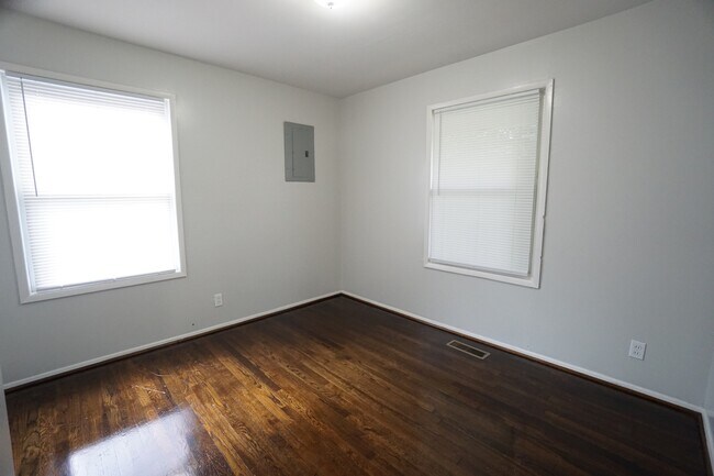 Building Photo - 112 13th Ave N