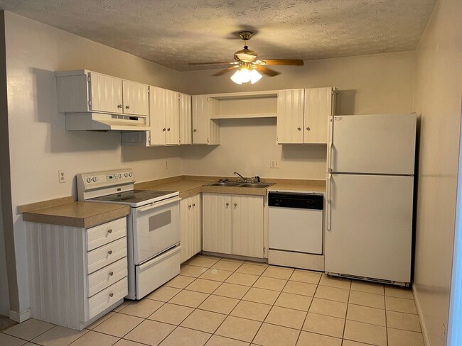Building Photo - SPACIOUS TOWNHOME near Downtown! Washer/Dr...