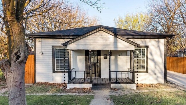 Building Photo - 905 N Bradley St