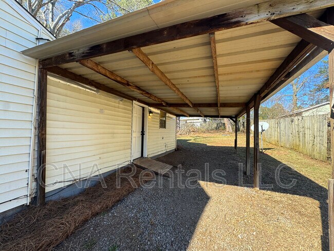 Building Photo - 1826 Clearwater Dr SE