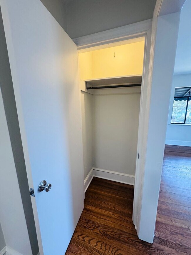 Building Photo - Central AVL - 1/1 Updated Apartment Ready Now!