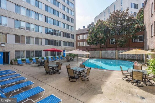 Building Photo - 922 24th St NW