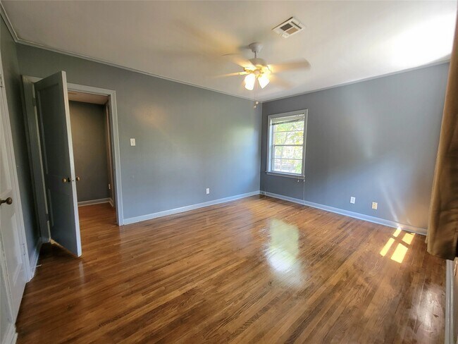 Building Photo - 2027 Sheridan St