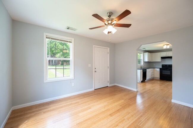 Building Photo - LOOK NO FURTHER THAN THIS INGLEWOOD CHARMER!