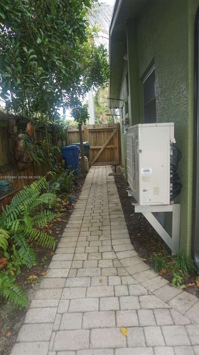 Building Photo - 853 NE 37th St