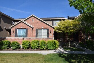 Building Photo - Modern 4 bed Home in Prime West Valley Location!!