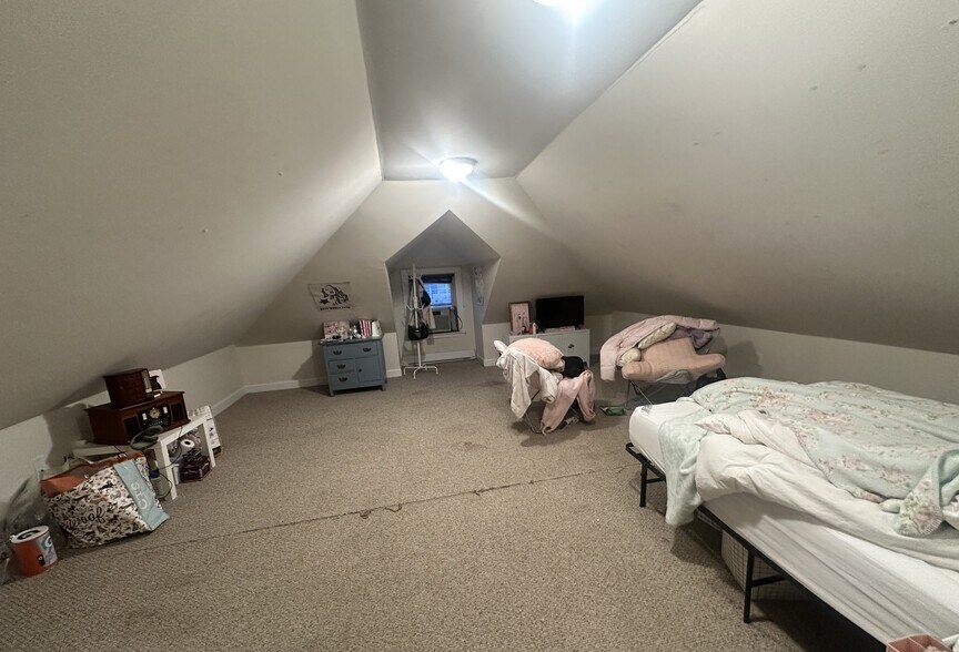 Building Photo - 31 Iroquois St