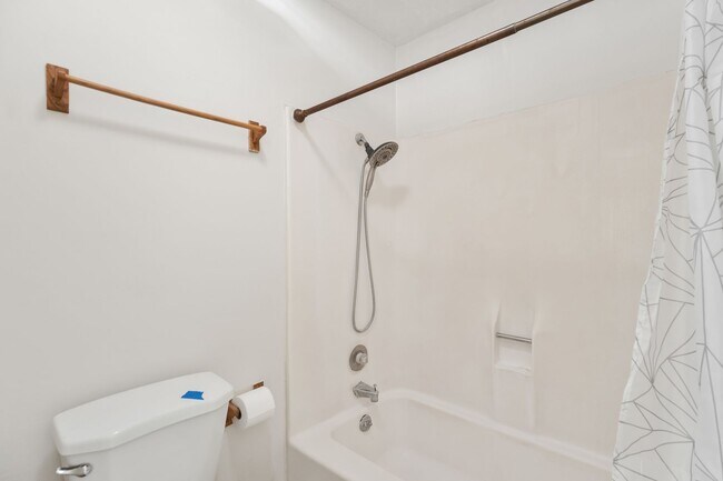 Building Photo - 3 Bedroom/2 Bath Camelot II Subdivision