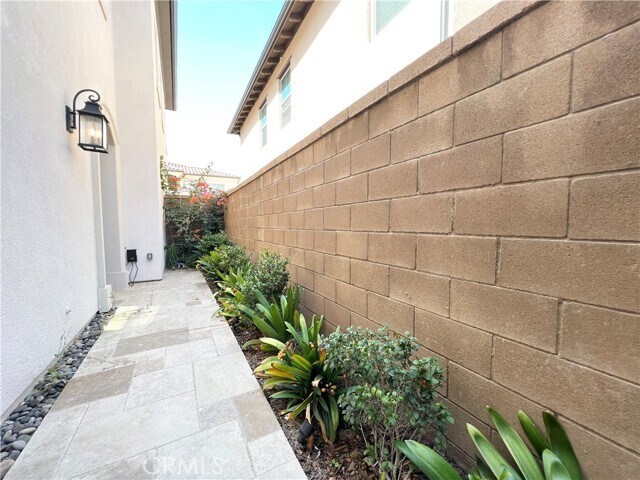 Building Photo - 104 Cordial
