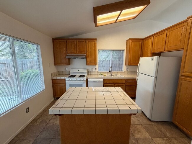 Building Photo - Cute Home in EGUSD