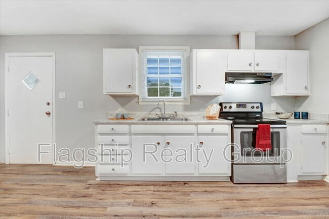 Building Photo - 1305 Robin St