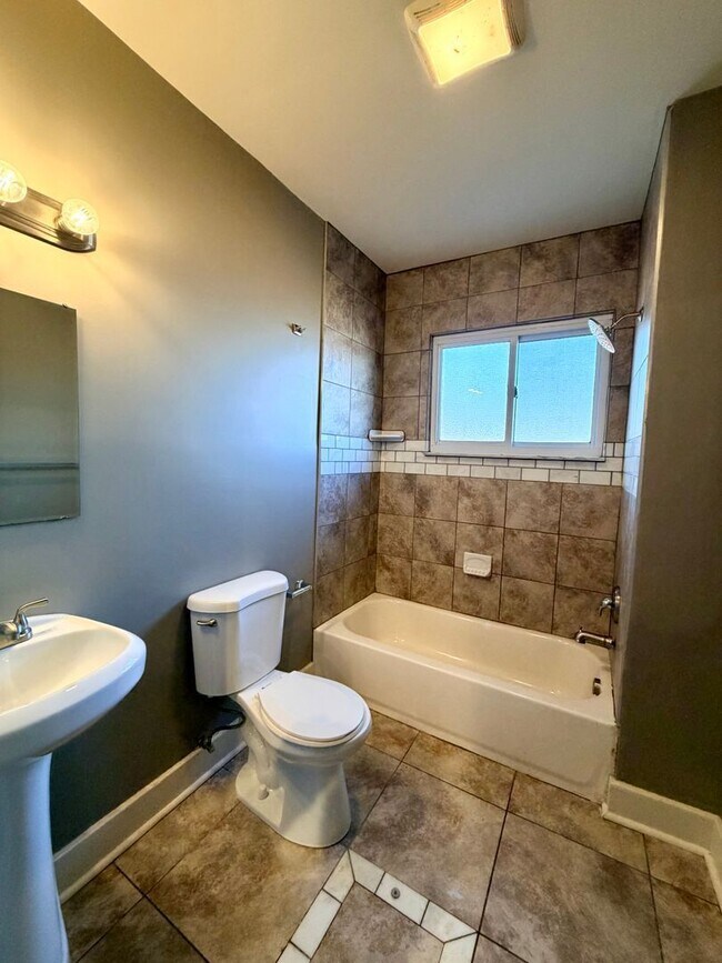 Building Photo - 6407 Bartlett St