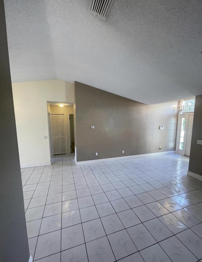 Building Photo - 1401 SE Appamattox Terrace