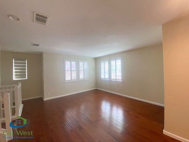 Building Photo - $3795 - 3 Bed/2.5 Bath Tri-level Townhome ...
