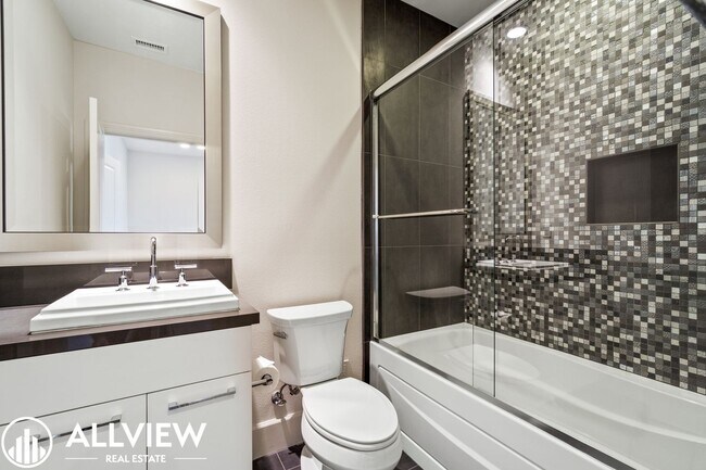 Building Photo - Luxurious and Rare 5 Bed 5.5 Bath Located ...