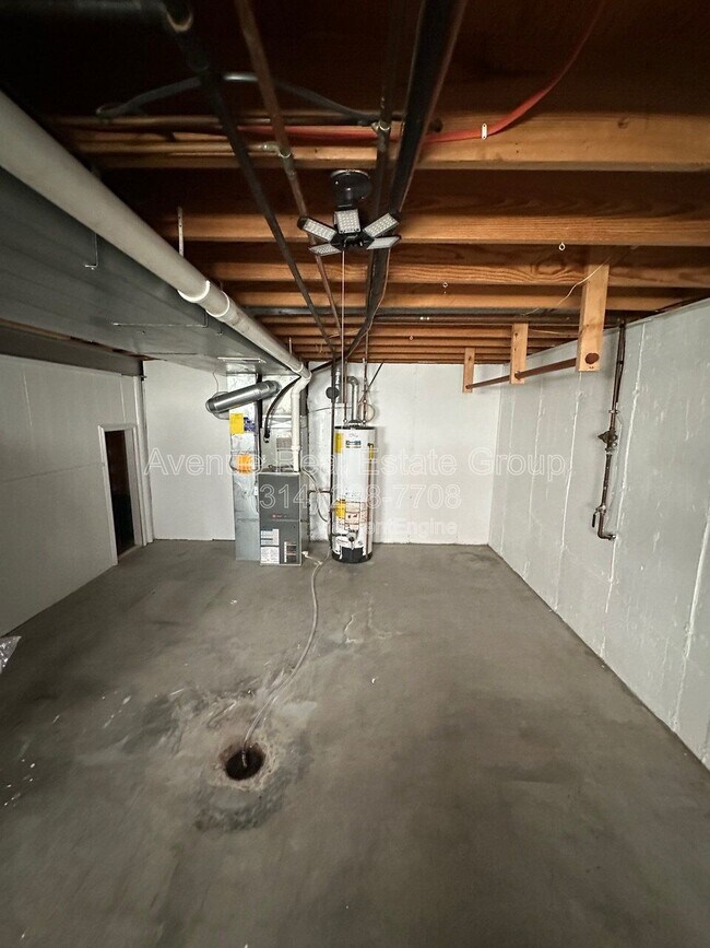 Building Photo - 425 Westglen Village Dr