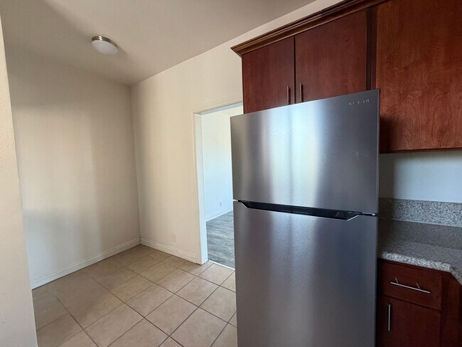 Building Photo - 2616 Edgehill Dr