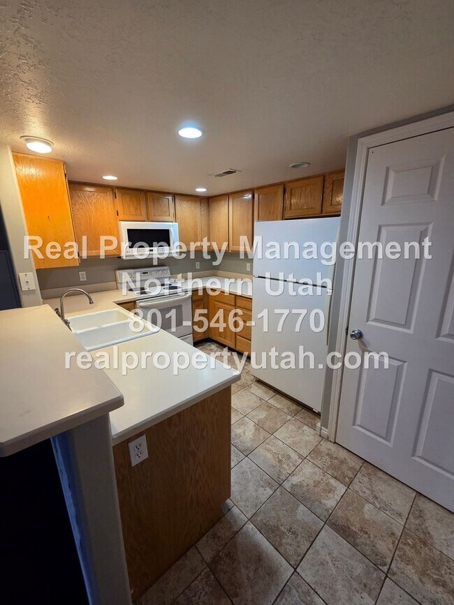 Building Photo - Top Floor 2 Bed 2 Bath Clearfield Condo Available!