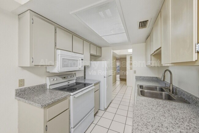 Building Photo - 6120 E Augusta Cir