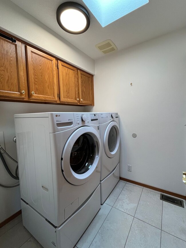 Building Photo - Nice 3 Bedroom 2 Bathroom Home Located In ...