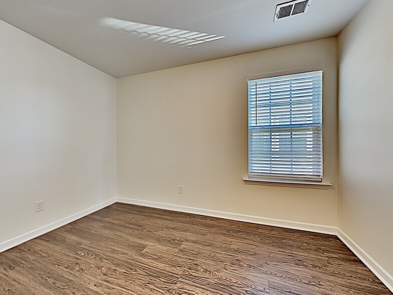Building Photo - 468 Whispering Breeze Ln