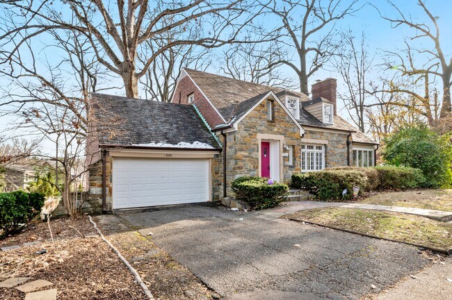 Building Photo - 5325 Chevy Chase Pky NW