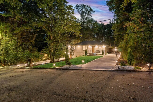 Building Photo - NEW! Fully Furnished Atlanta Oasis - Upsca...