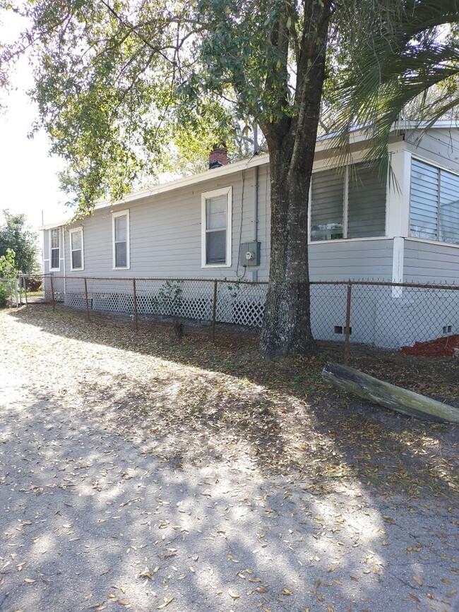 Building Photo - 3/1 Single Family Home Available now! 32204
