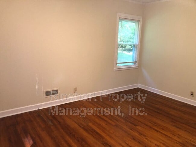 Building Photo - 2704 Ridgewood Ln