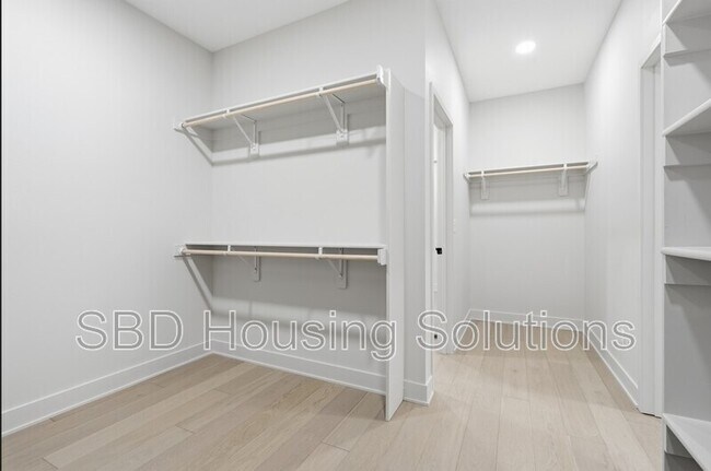 Building Photo - 1412 NE Ernest Way