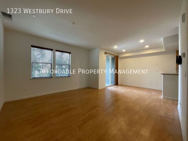 Building Photo - 1323 Westbury Dr