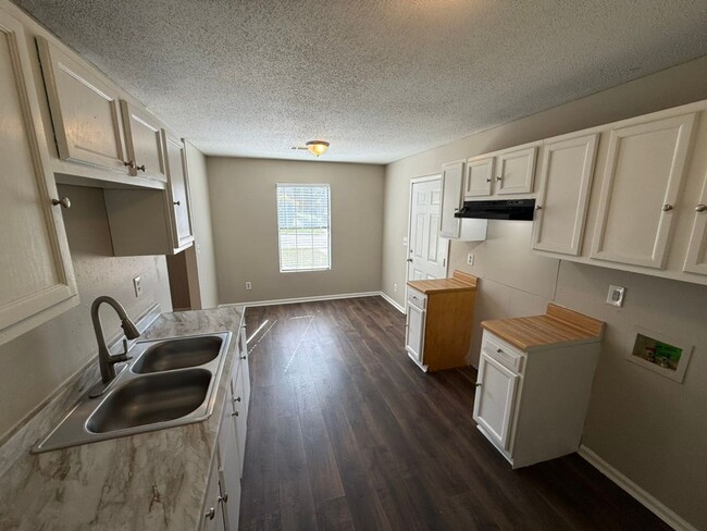 Building Photo - December Move-in Special! 1/2 off first mo...