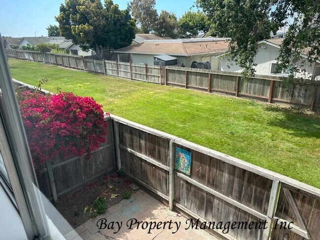 Building Photo - Charming 3-Bedroom Townhouse in Los Olivos...
