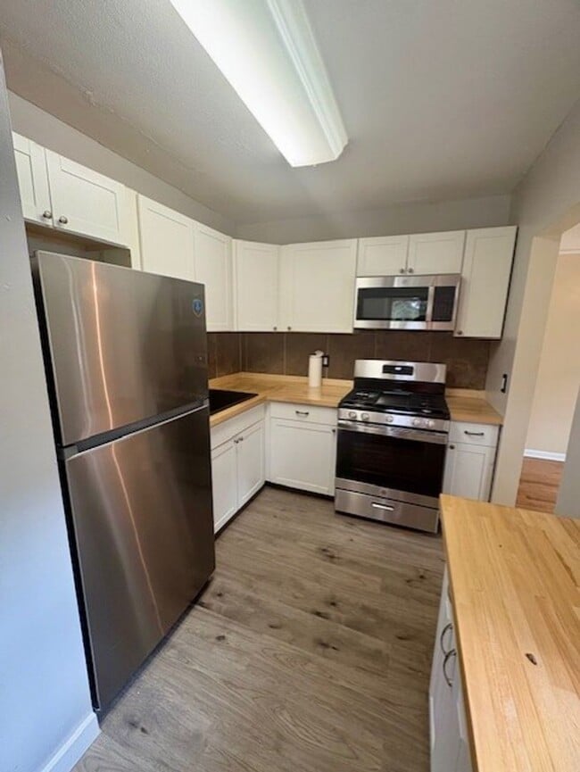 Building Photo - Charming 4-Bedroom Home in the Heart of Windsor Heights!